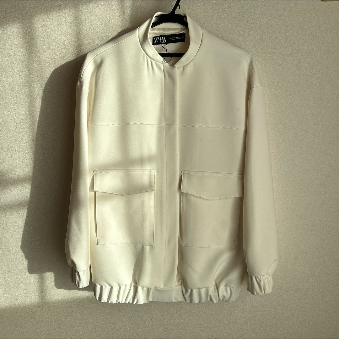 ZARA(ザラ)のzara ホワイト　白　ジャケット レディースのジャケット/アウター(ノーカラージャケット)の商品写真