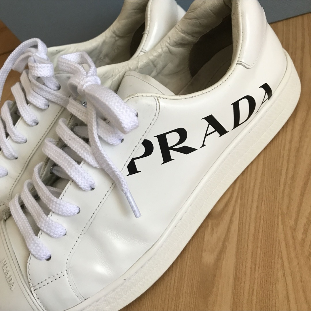 PRADA(プラダ)の美品　PRADA プラダ　メンズ　ロゴスニーカー　26.5㎝　白　7ハーフ メンズの靴/シューズ(スニーカー)の商品写真