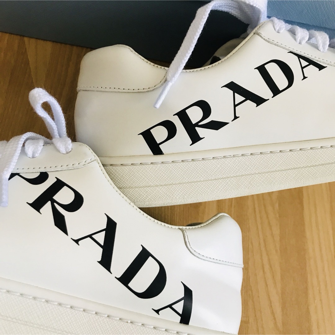 PRADA(プラダ)の美品　PRADA プラダ　メンズ　ロゴスニーカー　26.5㎝　白　7ハーフ メンズの靴/シューズ(スニーカー)の商品写真