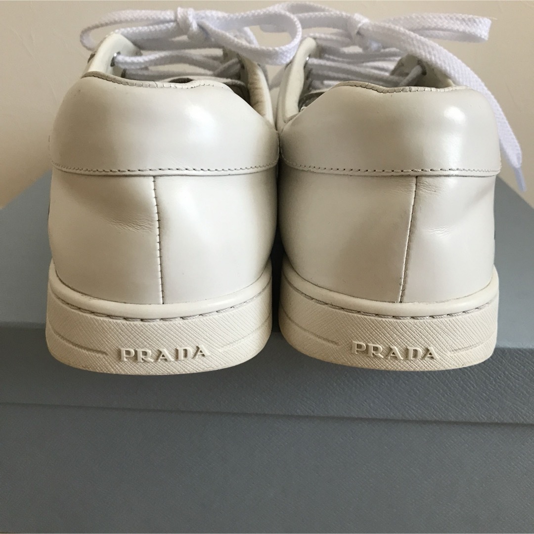 PRADA(プラダ)の美品　PRADA プラダ　メンズ　ロゴスニーカー　26.5㎝　白　7ハーフ メンズの靴/シューズ(スニーカー)の商品写真