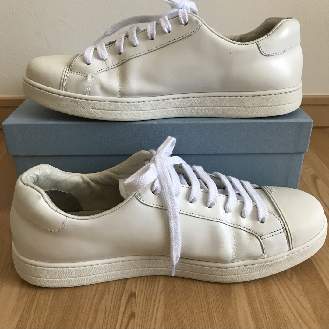 1着でも送料無料 PRADA - 美品 PRADA プラダ メンズ ロゴスニーカー 26.5㎝ 白 7ハーフの通販 by 値下げ消える為全品不可。|プラダならラクマ 靴