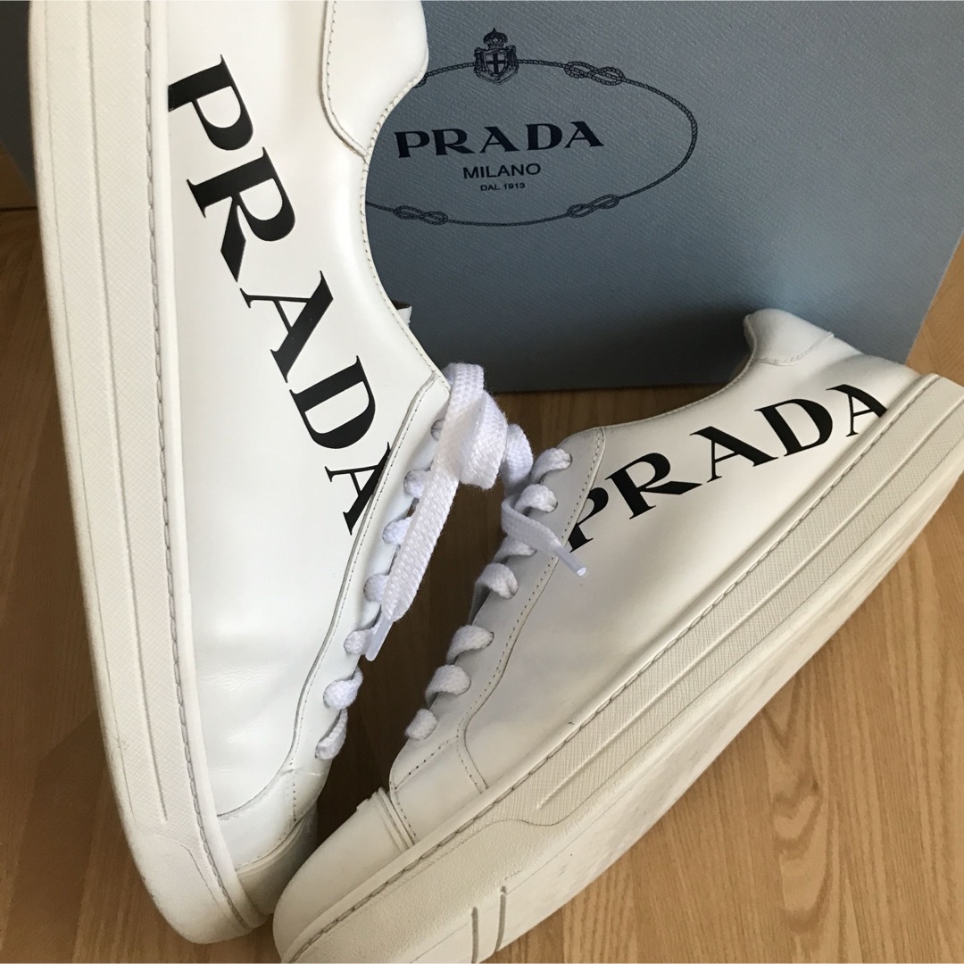 PRADA(プラダ)の美品　PRADA プラダ　メンズ　ロゴスニーカー　26.5㎝　白　7ハーフ メンズの靴/シューズ(スニーカー)の商品写真