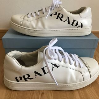 プラダ(PRADA)の美品　PRADA プラダ　メンズ　ロゴスニーカー　26.5㎝　白　7ハーフ(スニーカー)