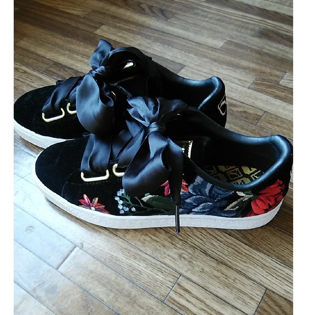 PUMA(プーマ)のタイムセールプーマバスケットハートハイパー黒花刺繍スニーカー23㎝ レディースの靴/シューズ(スニーカー)の商品写真