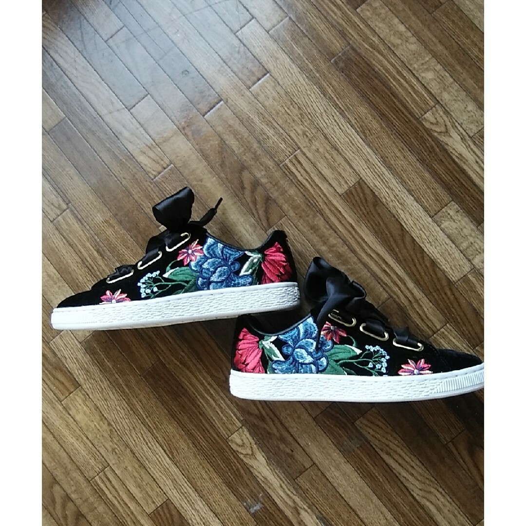 PUMA(プーマ)のタイムセールプーマバスケットハートハイパー黒花刺繍スニーカー23㎝ レディースの靴/シューズ(スニーカー)の商品写真