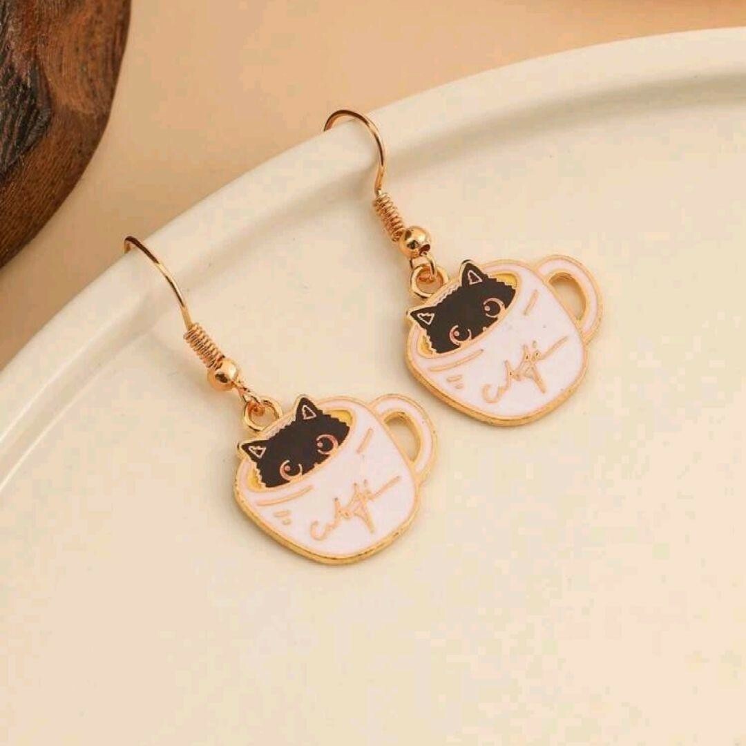 【新商品】猫 & カップドロップピアス アクセサリー ジュエリー 可愛い 人気 レディースのアクセサリー(ピアス)の商品写真