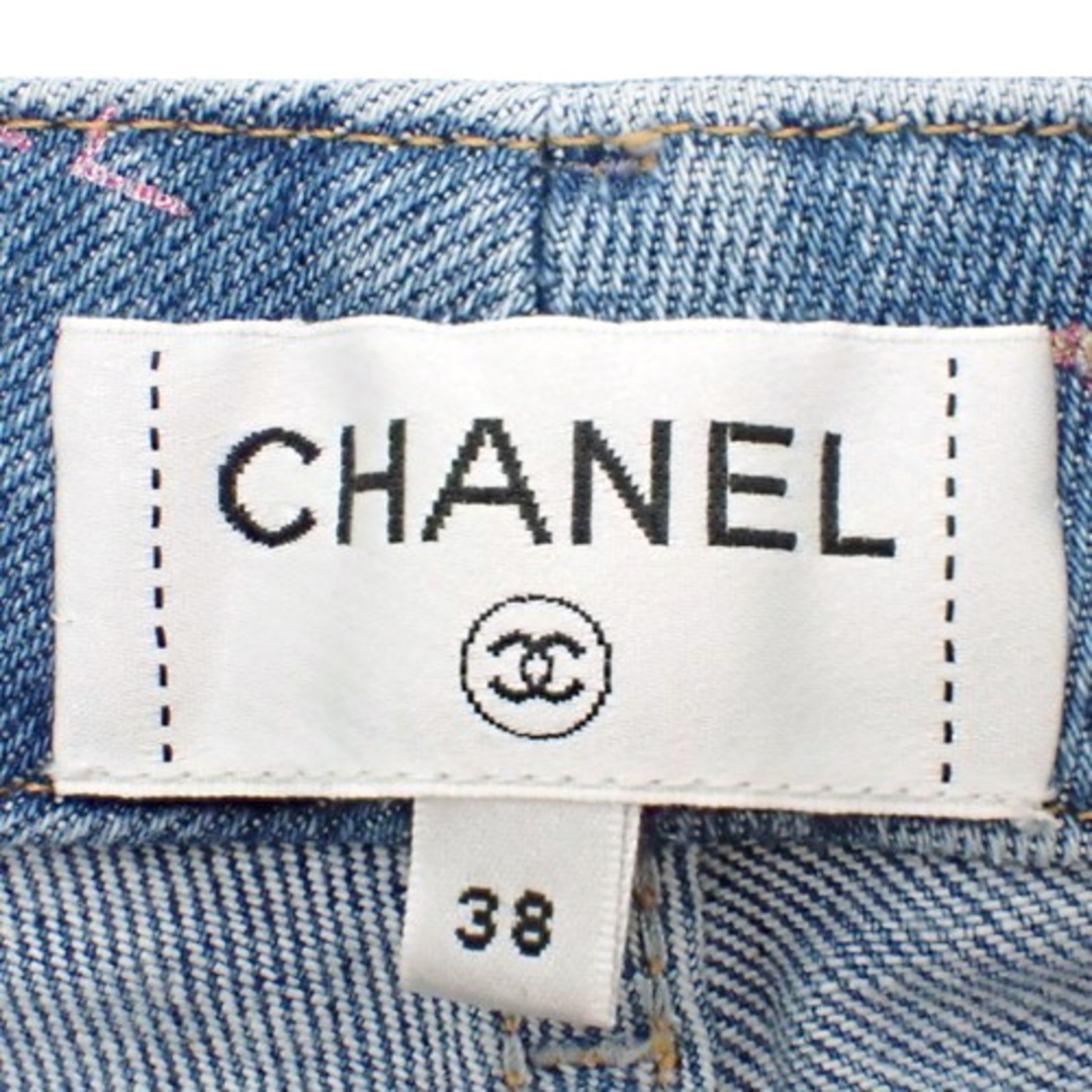 CHANEL(シャネル)のCHANEL(シャネル) ロゴプリント デニム パンツ ボトムス P72 アパレル ファッション 衣類 38 コットン ブルー青 マルチカラー レディース 40803001179【中古】【アラモード】 レディースのパンツ(デニム/ジーンズ)の商品写真