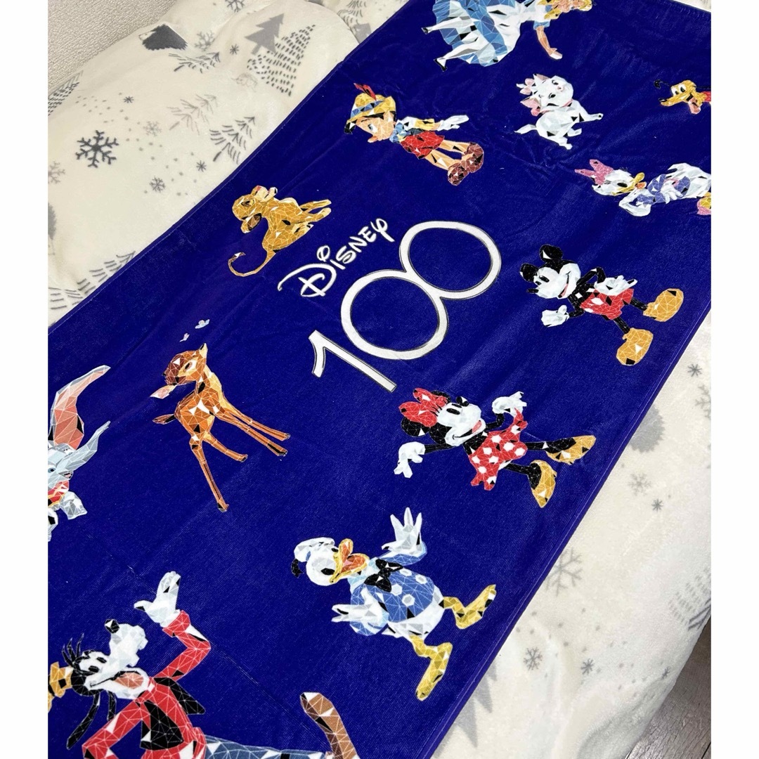 Disney(ディズニー)のディズニー100周年バスタオル（未使用/非売品） エンタメ/ホビーのおもちゃ/ぬいぐるみ(キャラクターグッズ)の商品写真