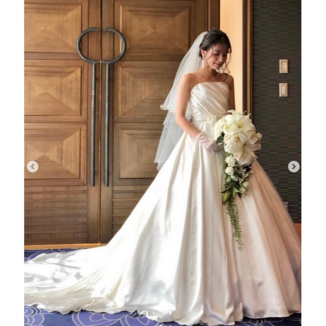 エレガント ウエディングドレス 胸元フリル Aライン トレーン 結婚式/披露宴
