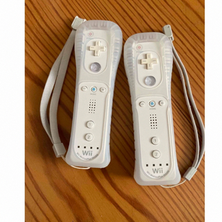 ウィーユー(Wii U)のWiiリモコンプラス　白二個セット(家庭用ゲーム機本体)