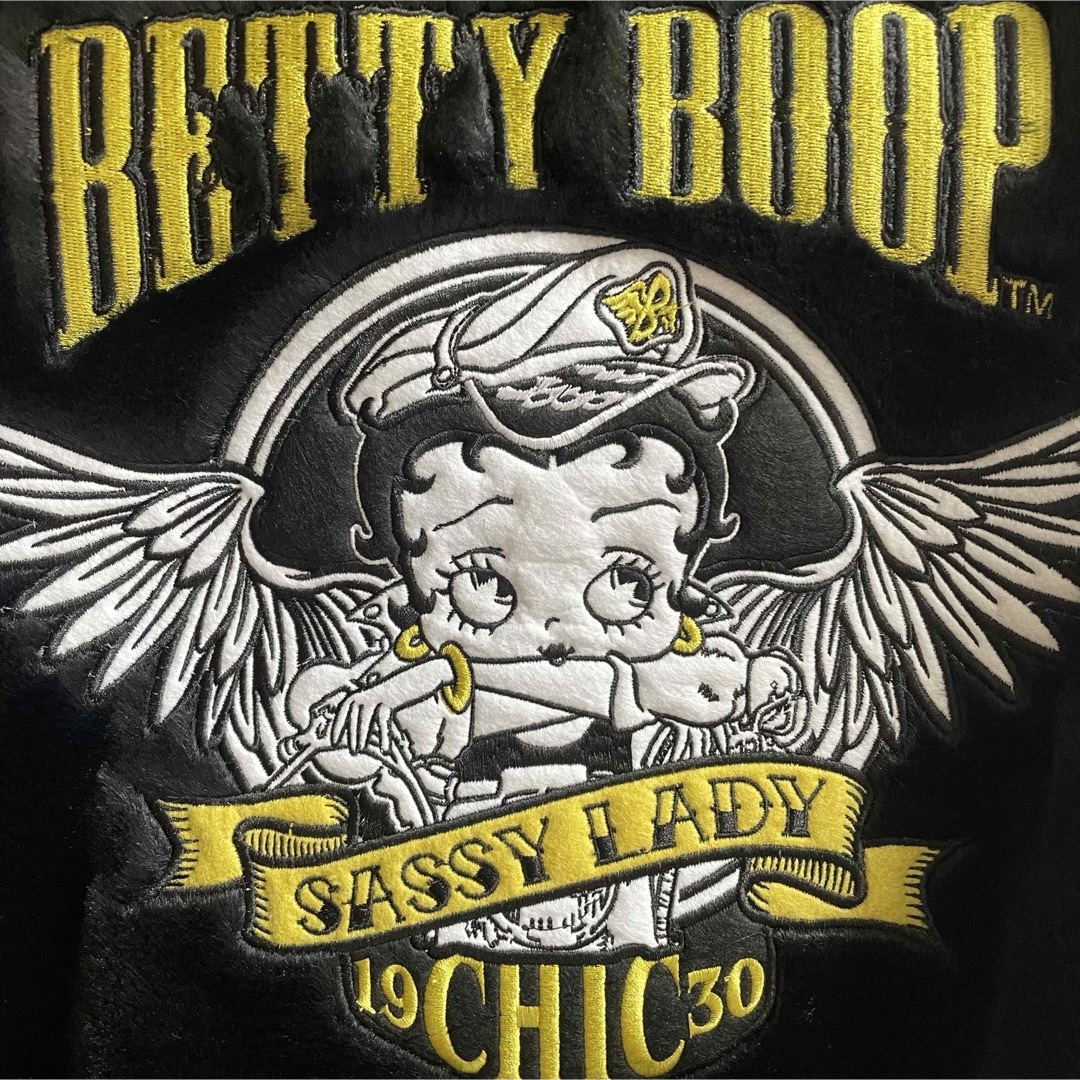 Betty Boop(ベティブープ)の1点のみ【4L】エンジェルベティ刺繍　長袖ボアブルゾン●アウター　パーカー 5L メンズのジャケット/アウター(ブルゾン)の商品写真