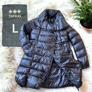 タトラス(TATRAS)のTATRAS ロング ダウンコート Lサイズ 黒 ゴールドロゴ 軽くて暖かい 冬(ダウンコート)