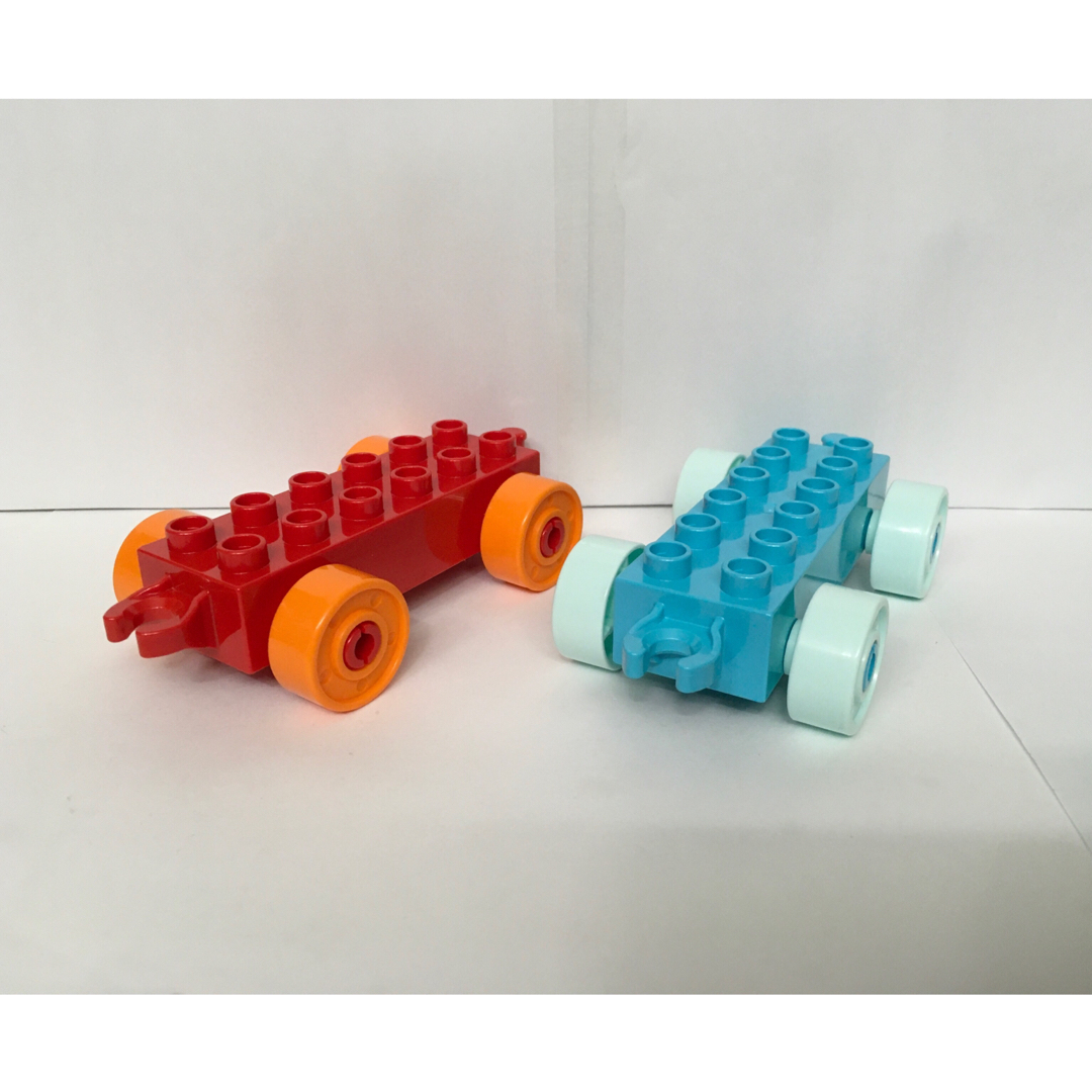 レゴ デュプロ 特殊 パーツ 車輪 タイヤ付き ブロック 赤色×オレンジ 水色 | フリマアプリ ラクマ