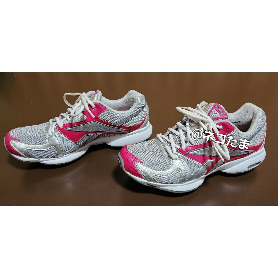 Reebok(リーボック)の【美品】Reebok Easy Tone スニーカー　女性　26.5cm レディースの靴/シューズ(スニーカー)の商品写真