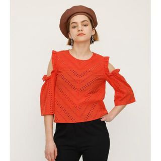 スライ(SLY)のOPEN SHOULDER SCALLOP TOPS(シャツ/ブラウス(長袖/七分))