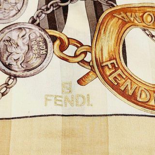 フェンディ(FENDI)の★FENDI★ ハンカチ 大判 チェーン メダル 英字ロゴ ベージュ(ハンカチ)