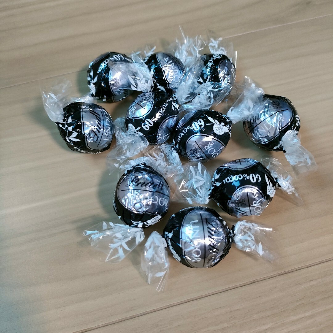 Lindt(リンツ)のリンツリンドールチョコレート シルバー エクストラダーク 10個 食品/飲料/酒の食品(菓子/デザート)の商品写真