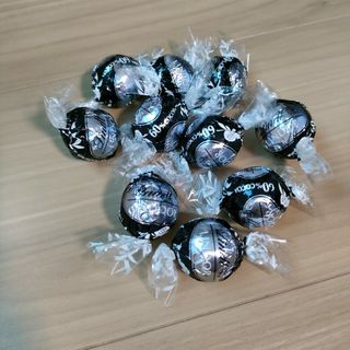 リンツ(Lindt)のリンツリンドールチョコレート シルバー エクストラダーク 10個(菓子/デザート)