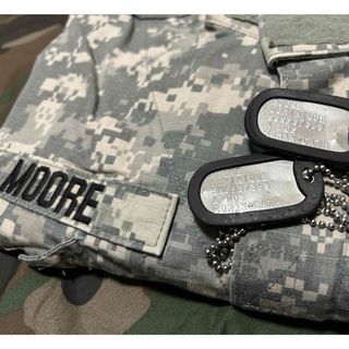 ミリタリー(MILITARY)の【実物】US ARMY ドッグタグ２枚組　米軍　希少　放出品　サイレンサー付き(個人装備)