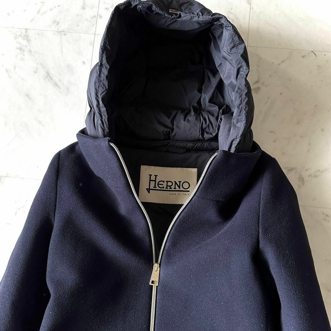 HERNO(ヘルノ)の極美品 ヘルノ HERNO ウール切替ダウンコート 44 ネイビー フード付 紺 レディースのジャケット/アウター(ダウンジャケット)の商品写真