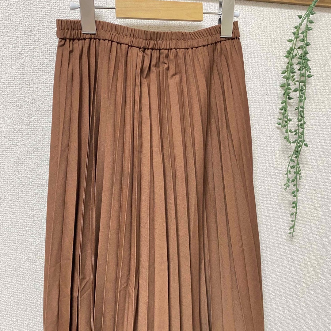 UNIQLO(ユニクロ)の新品未使用　ユニクロ　UNIQLO エンジ色　プリーツスカート レディースのスカート(ロングスカート)の商品写真