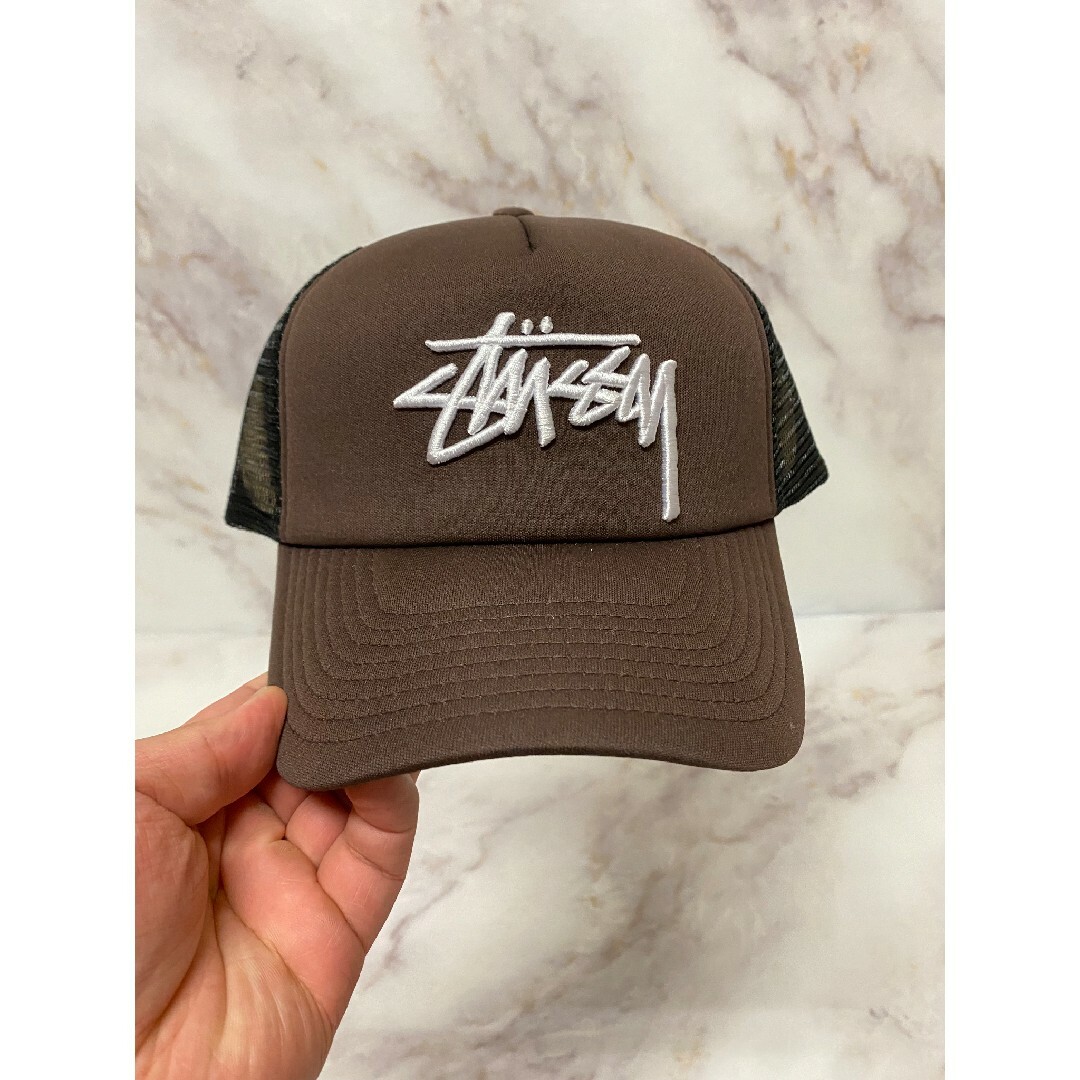 STUSSY(ステューシー)のStussy フォントロゴ メッシュキャップ ブラウンカラー メンズの帽子(キャップ)の商品写真