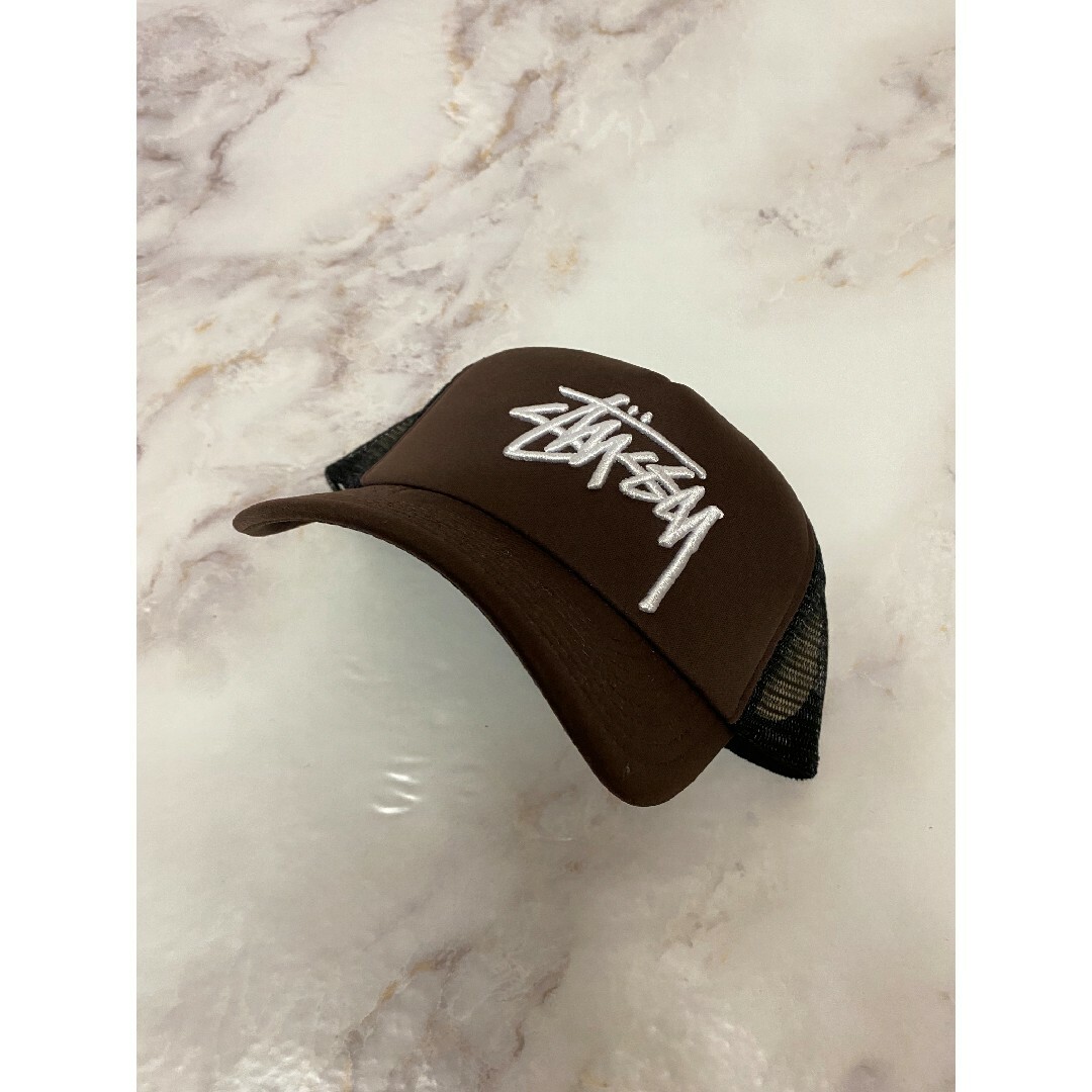 STUSSY(ステューシー)のStussy フォントロゴ メッシュキャップ ブラウンカラー メンズの帽子(キャップ)の商品写真