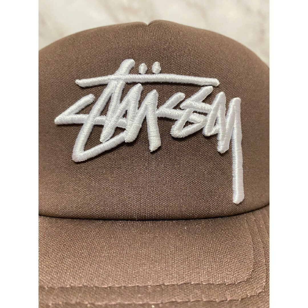 STUSSY(ステューシー)のStussy フォントロゴ メッシュキャップ ブラウンカラー メンズの帽子(キャップ)の商品写真
