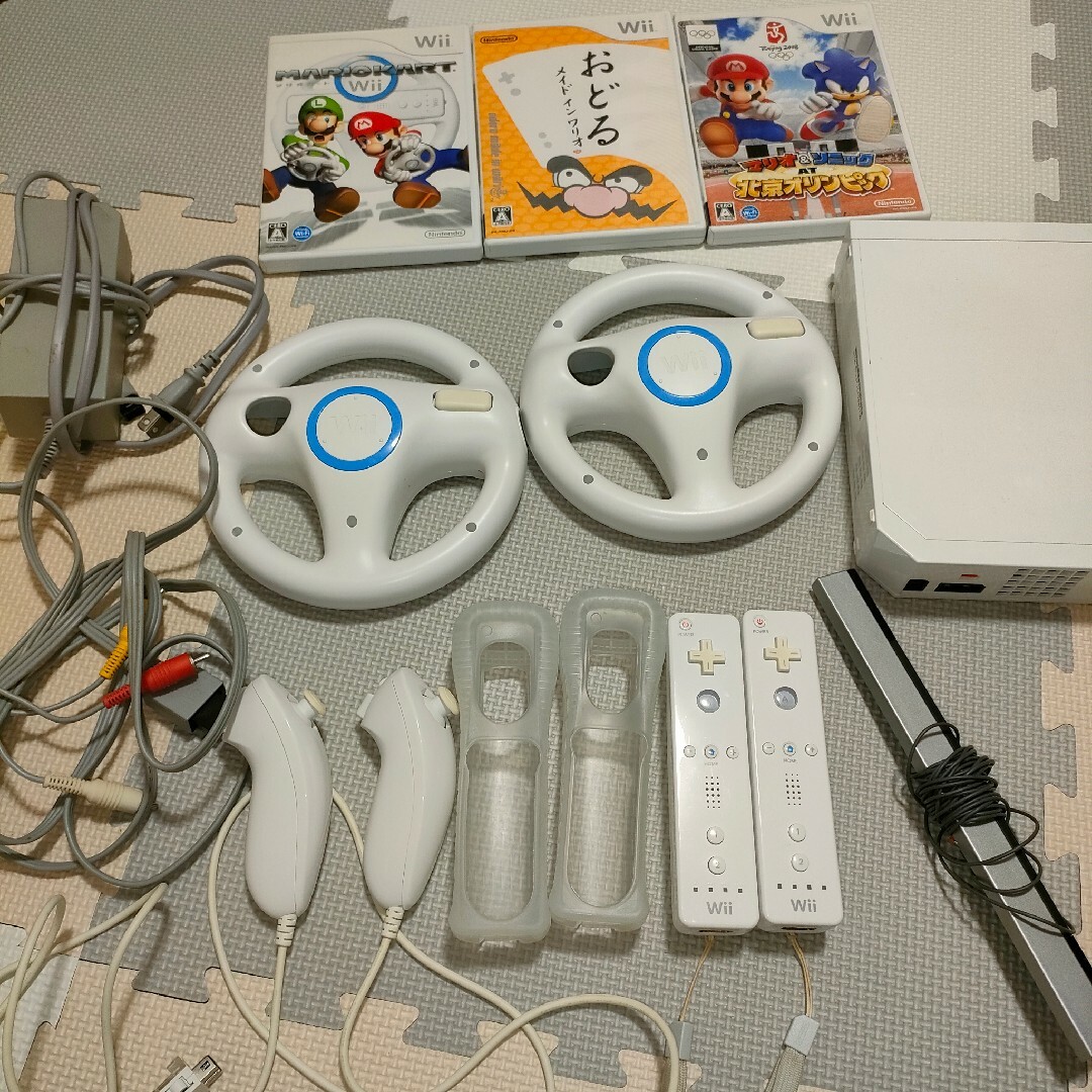 Wii(ウィー)の任天堂　Wii　本体、リモコン、ソフト エンタメ/ホビーのゲームソフト/ゲーム機本体(家庭用ゲーム機本体)の商品写真