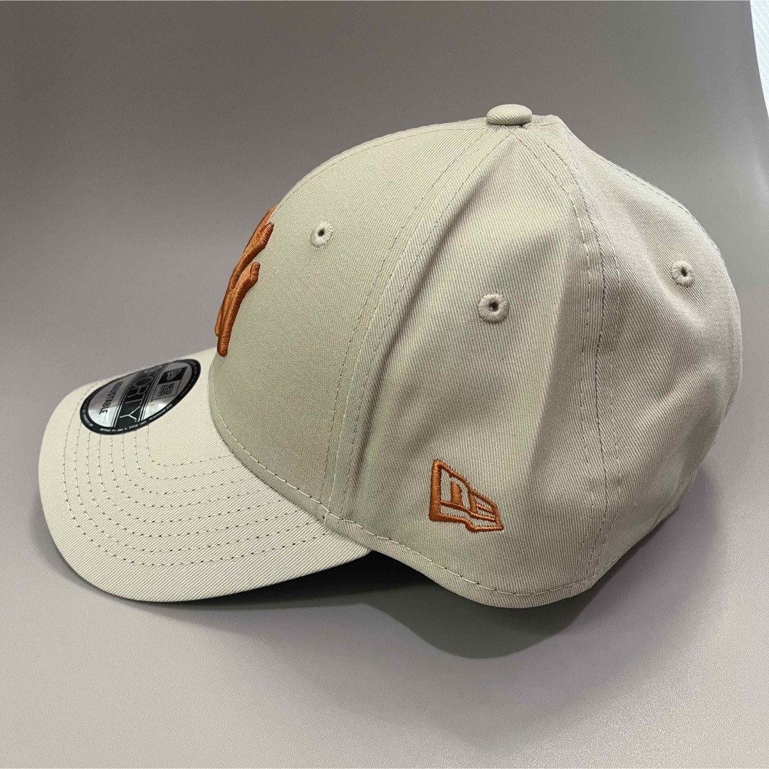 NEW ERA(ニューエラー)の冬物入荷　ニューエラ　キャップ　NYヤンキース　ベージュ×オレンジ メンズの帽子(キャップ)の商品写真