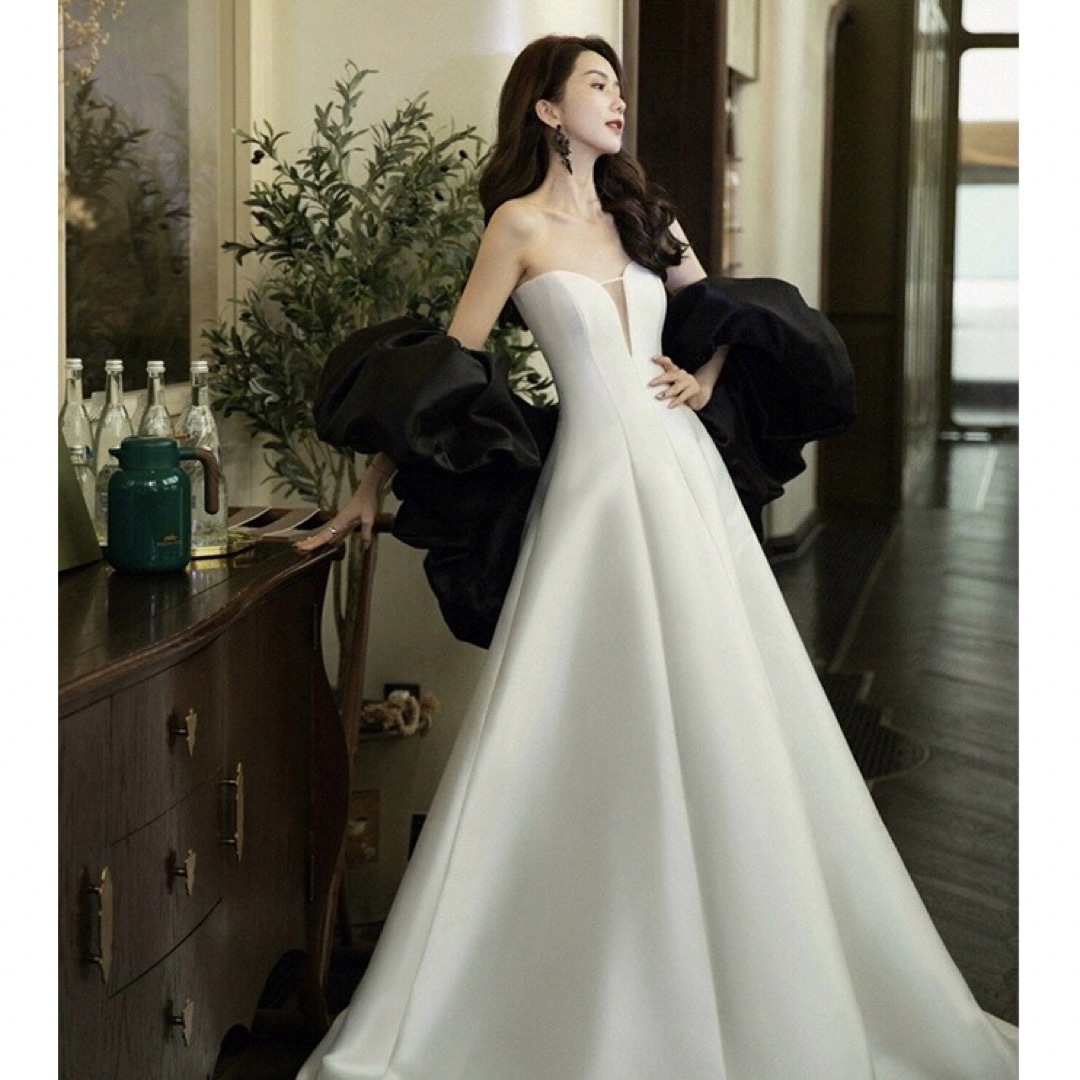 ボリューム袖　オフショルダー　ロイヤルパープル　長いトレーン　ウェディングドレス レディースのフォーマル/ドレス(ウェディングドレス)の商品写真