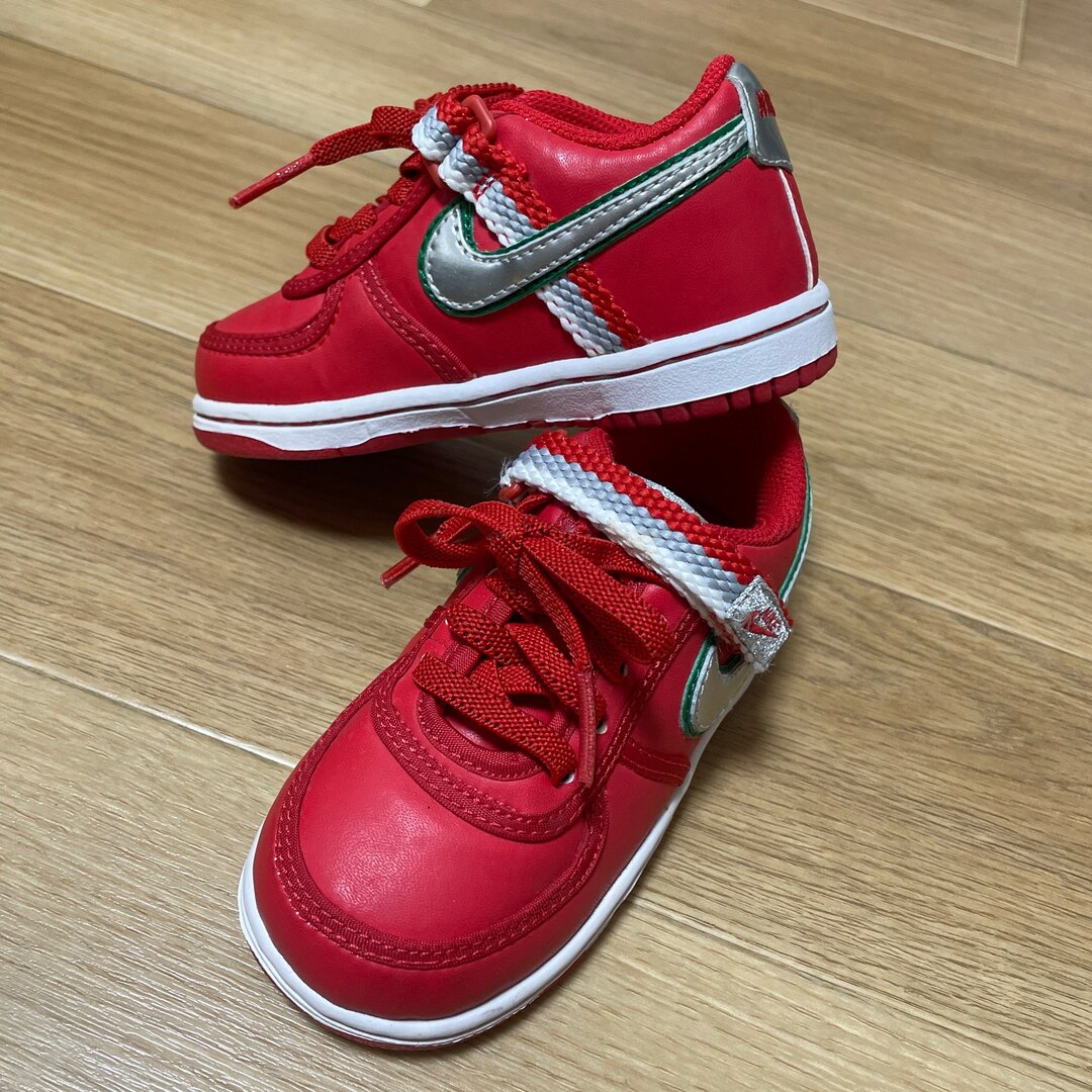 NIKE(ナイキ)のNIKE ナイキ 13センチ キッズスニーカー クリスマス 赤 キッズ/ベビー/マタニティのベビー靴/シューズ(~14cm)(スニーカー)の商品写真