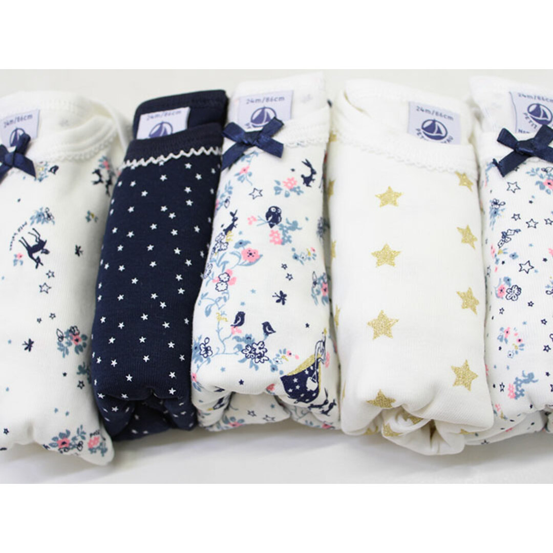 PETIT BATEAU(プチバトー)の【秋冬物 新入荷!】新品 未使用品▲プチバトー/PETIT BATEAU▲86cm(24m) 長袖ボディオール/カバーオール/ロンパース5枚set/インナー/肌着/小物 紺×白系 ドット＆花柄＆星 出産祝い ギフト【ネット限定】子供 キッズ kids ベビー baby 女の子 春秋冬 onepi 812132 キッズ/ベビー/マタニティのベビー服(~85cm)(カバーオール)の商品写真