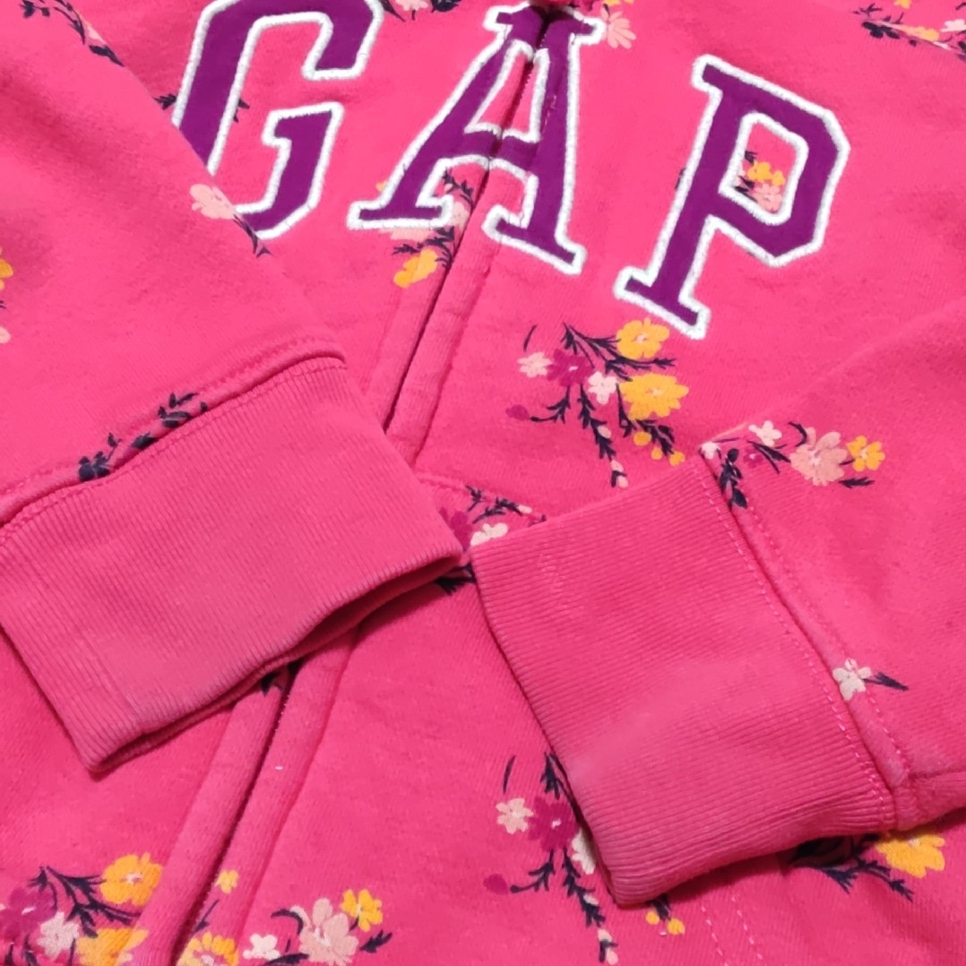 GAP(ギャップ)の【GAP】ギャップ　花柄　サーモンピンク　裏起毛　パーカー　100 キッズ/ベビー/マタニティのキッズ服女の子用(90cm~)(ジャケット/上着)の商品写真