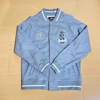 ステューシー(STUSSY)の【STUSSY】ステューシー　ワッペン刺繍入り　スタジャン　グレー(スタジャン)