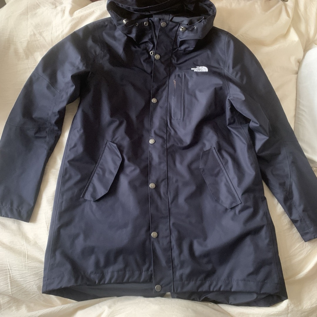 THE NORTH FACE(ザノースフェイス)の年始セール　THE NORTH FACEレディースコート　ネイビー レディースのジャケット/アウター(ロングコート)の商品写真