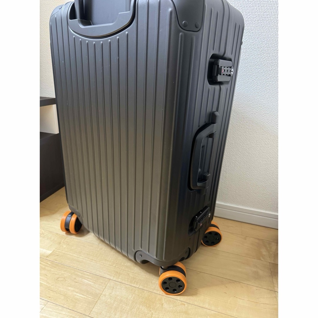 リモワ　車輪カバー　ホイール　ブルー メンズのバッグ(トラベルバッグ/スーツケース)の商品写真