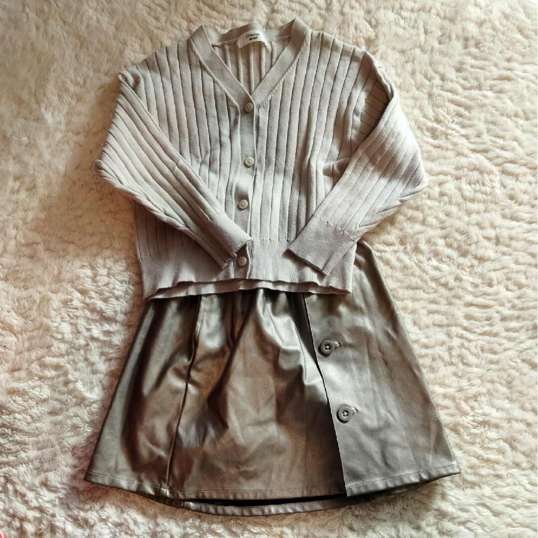 ＧＵ １３０ フェイクレザー　合成皮革　スカート　女の子　カーキ　ゴールド キッズ/ベビー/マタニティのキッズ服女の子用(90cm~)(スカート)の商品写真