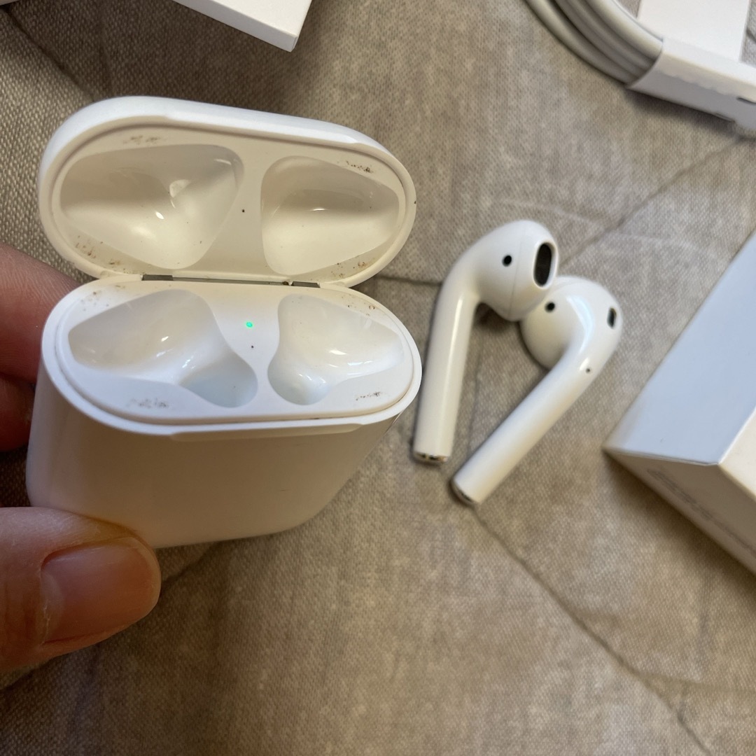 Apple(アップル)のAirPods 第一世代　Lightningケーブル付き スマホ/家電/カメラのオーディオ機器(ヘッドフォン/イヤフォン)の商品写真