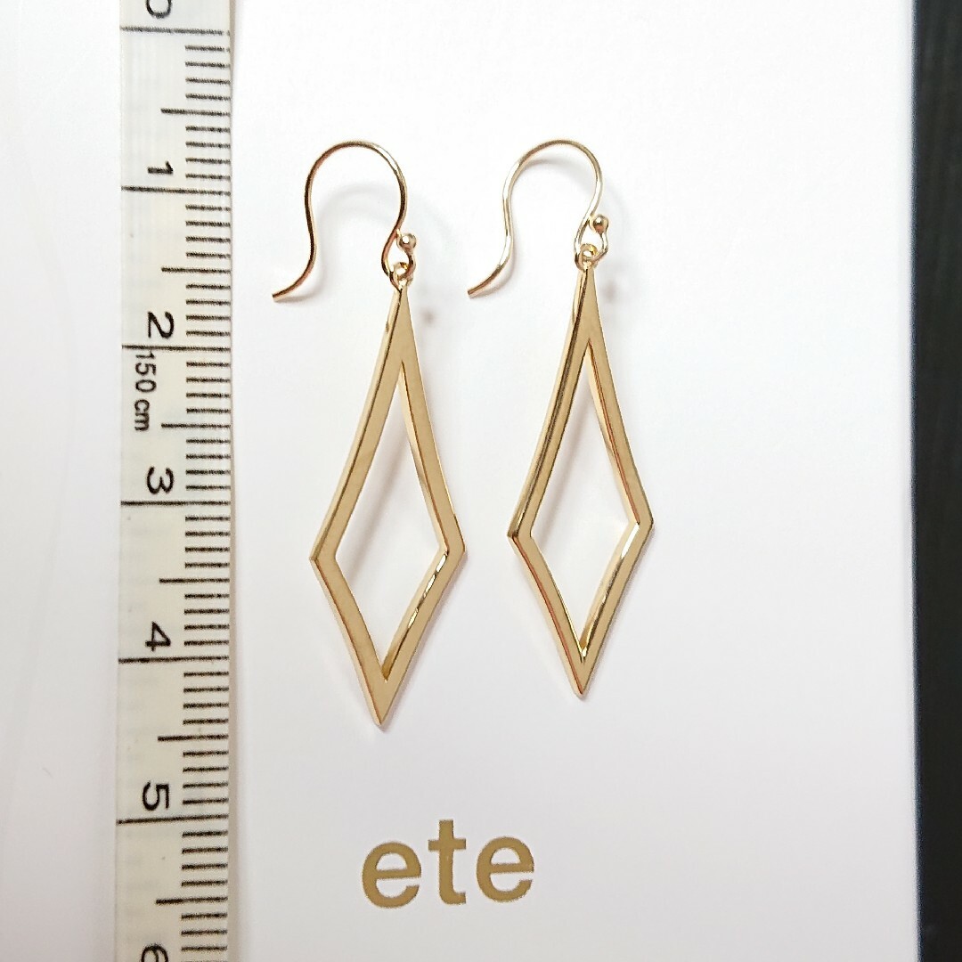 ete(エテ)のete エテ ダイヤシェイプ シルバー フック ピアス （ゴールド） レディースのアクセサリー(ピアス)の商品写真