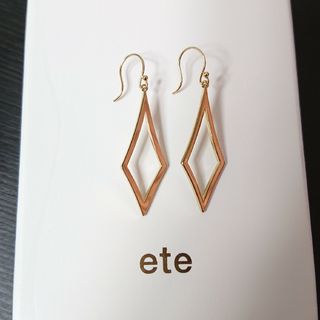 エテ(ete)のete エテ ダイヤシェイプ シルバー フック ピアス （ゴールド）(ピアス)