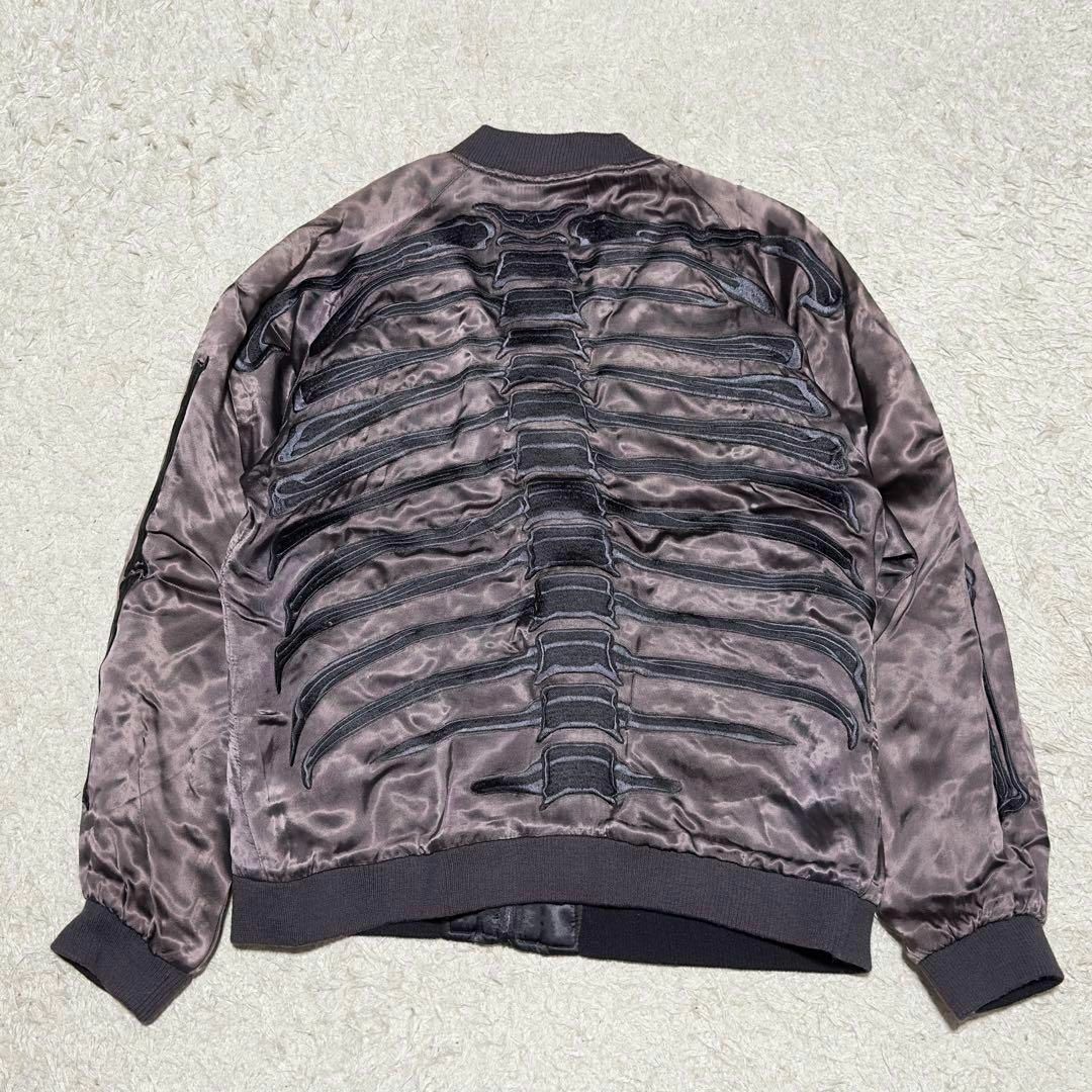 総柄 刺繍 リバーシブル レーヨンスカジャン ボーン ドクロ メンズのジャケット/アウター(スカジャン)の商品写真