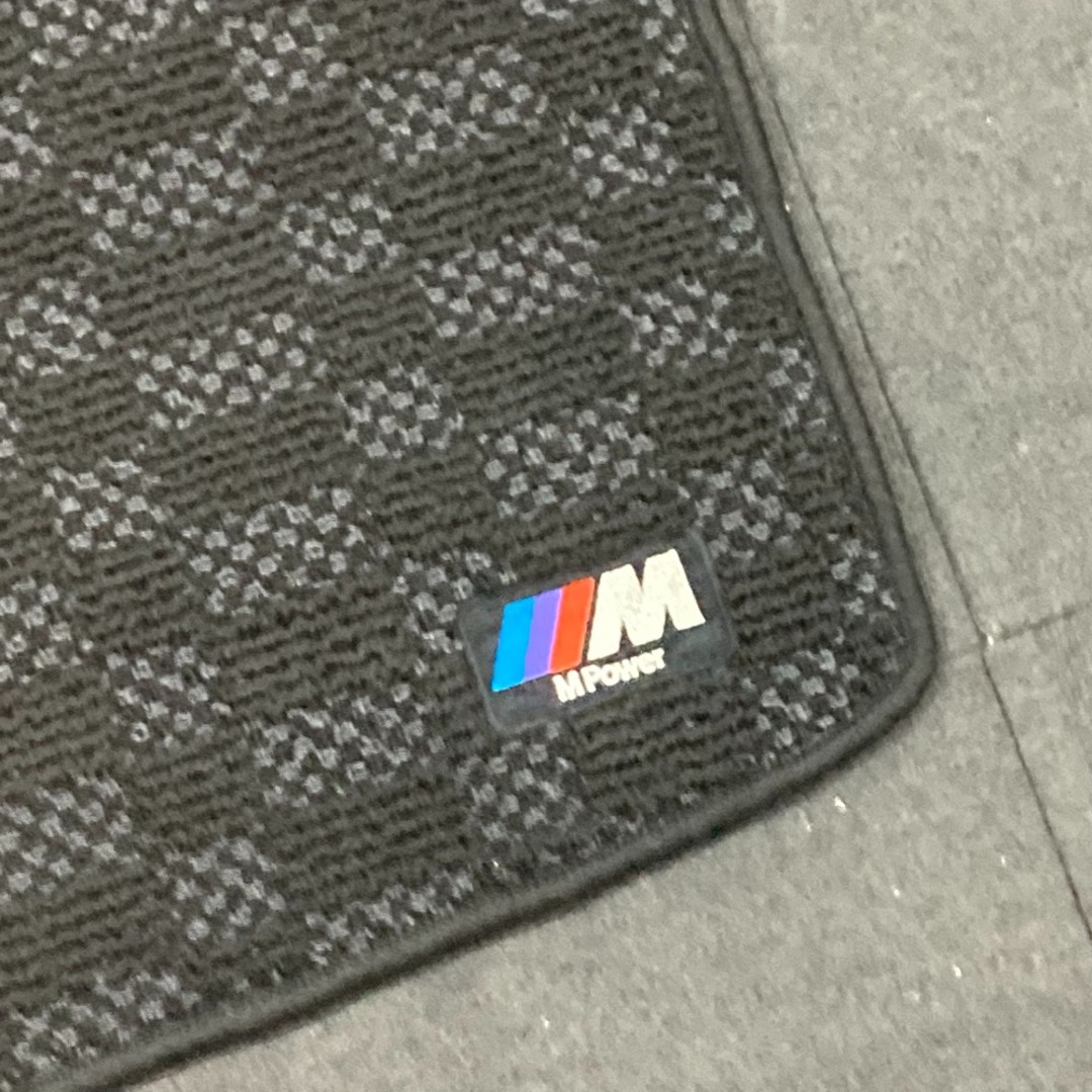 BMW(ビーエムダブリュー)のビーエムダブリュー BMW M3 M4 ラゲッジマット ラゲージマット 純正 トランクマット 車用品 CAR 車用マット 雑貨 キャンバス ブラック 未使用 自動車/バイクの自動車(車内アクセサリ)の商品写真