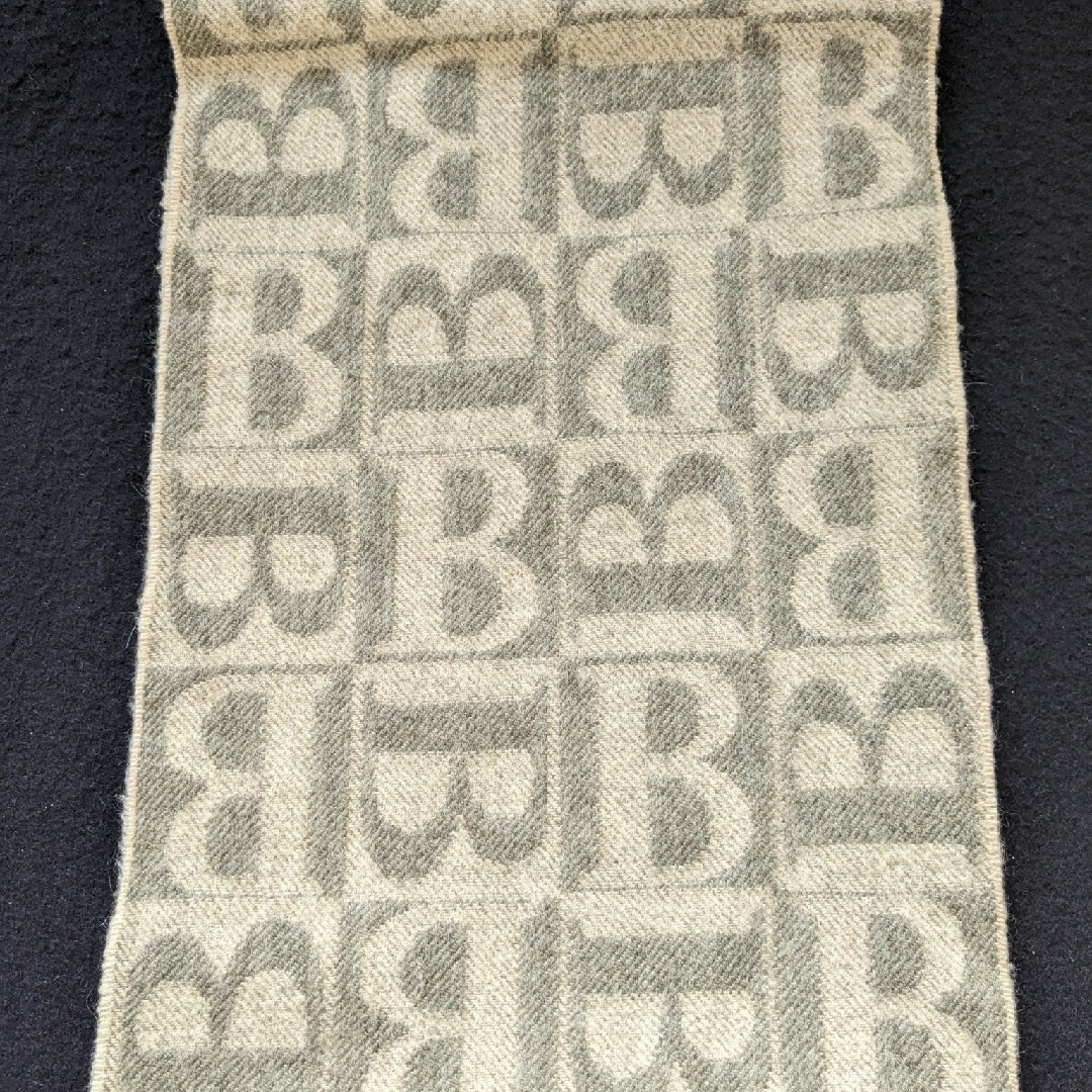 BURBERRY(バーバリー)のバーバリー　Bロゴ　総柄　カシミヤ　マフラー　イギリス製　Burberrys レディースのファッション小物(マフラー/ショール)の商品写真