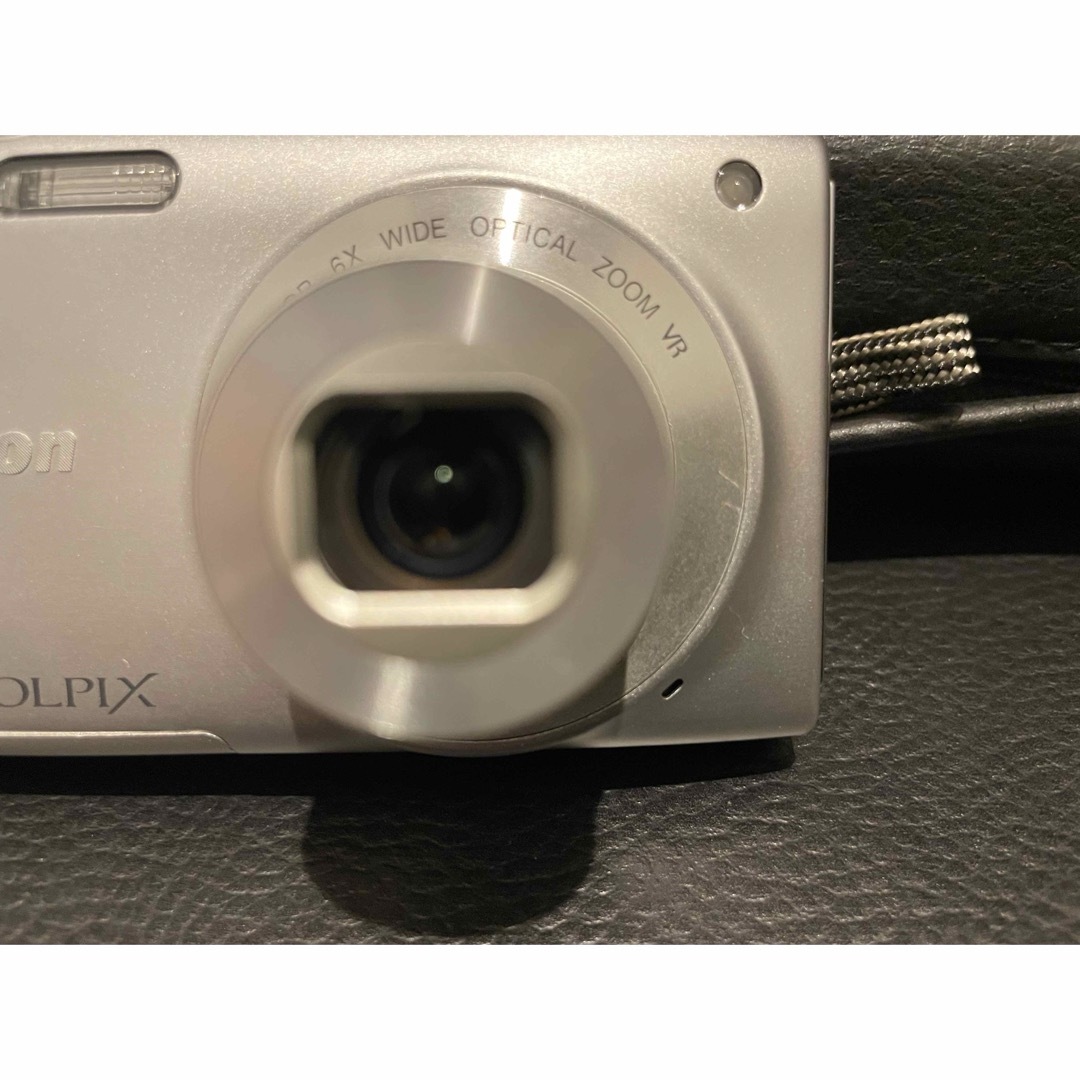Nikon(ニコン)のNikon COOLPIX S3300 シルバー スマホ/家電/カメラのカメラ(コンパクトデジタルカメラ)の商品写真