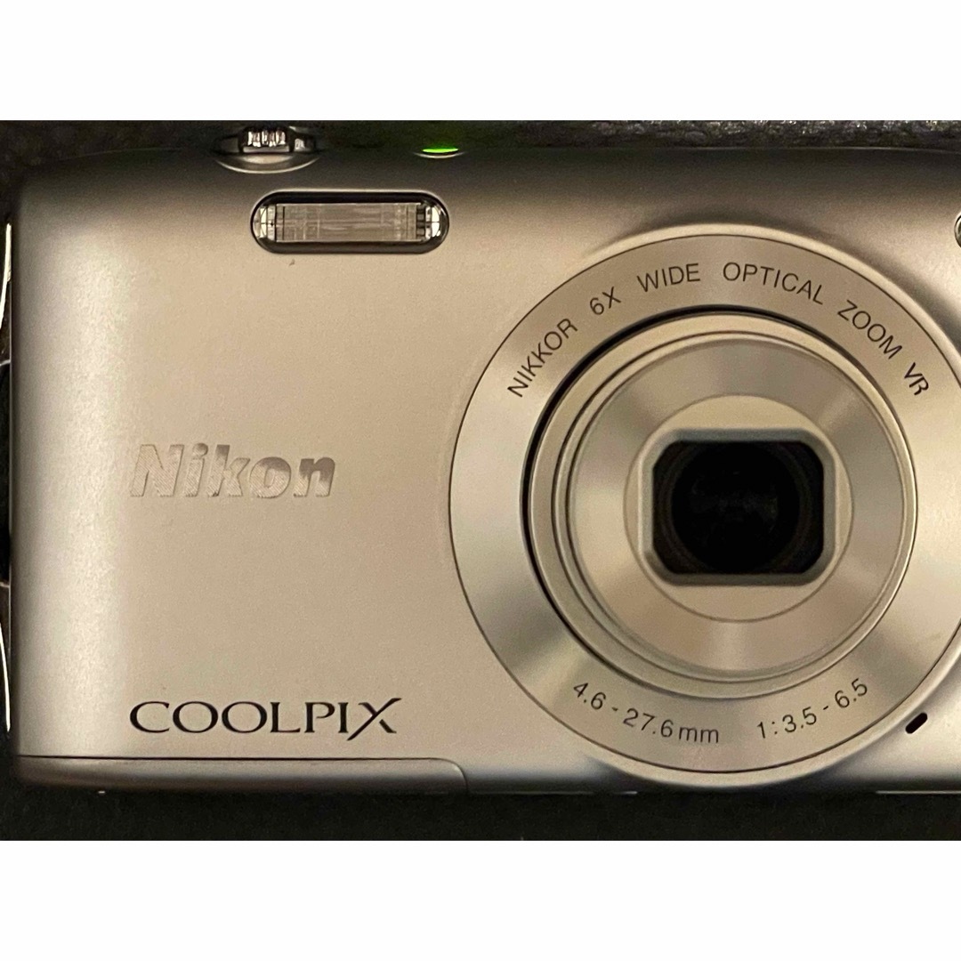 Nikon(ニコン)のNikon COOLPIX S3300 シルバー スマホ/家電/カメラのカメラ(コンパクトデジタルカメラ)の商品写真