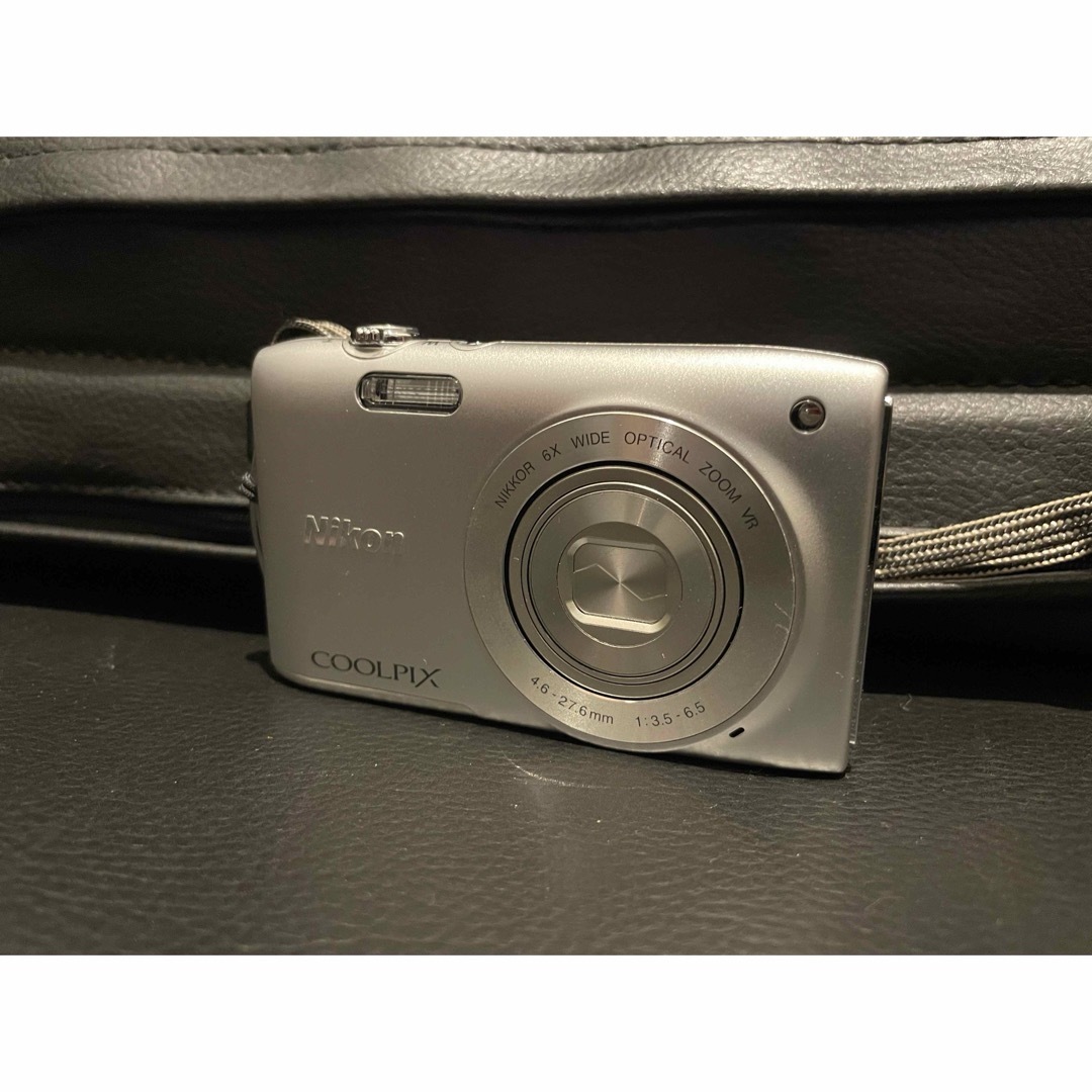 Nikon(ニコン)のNikon COOLPIX S3300 シルバー スマホ/家電/カメラのカメラ(コンパクトデジタルカメラ)の商品写真