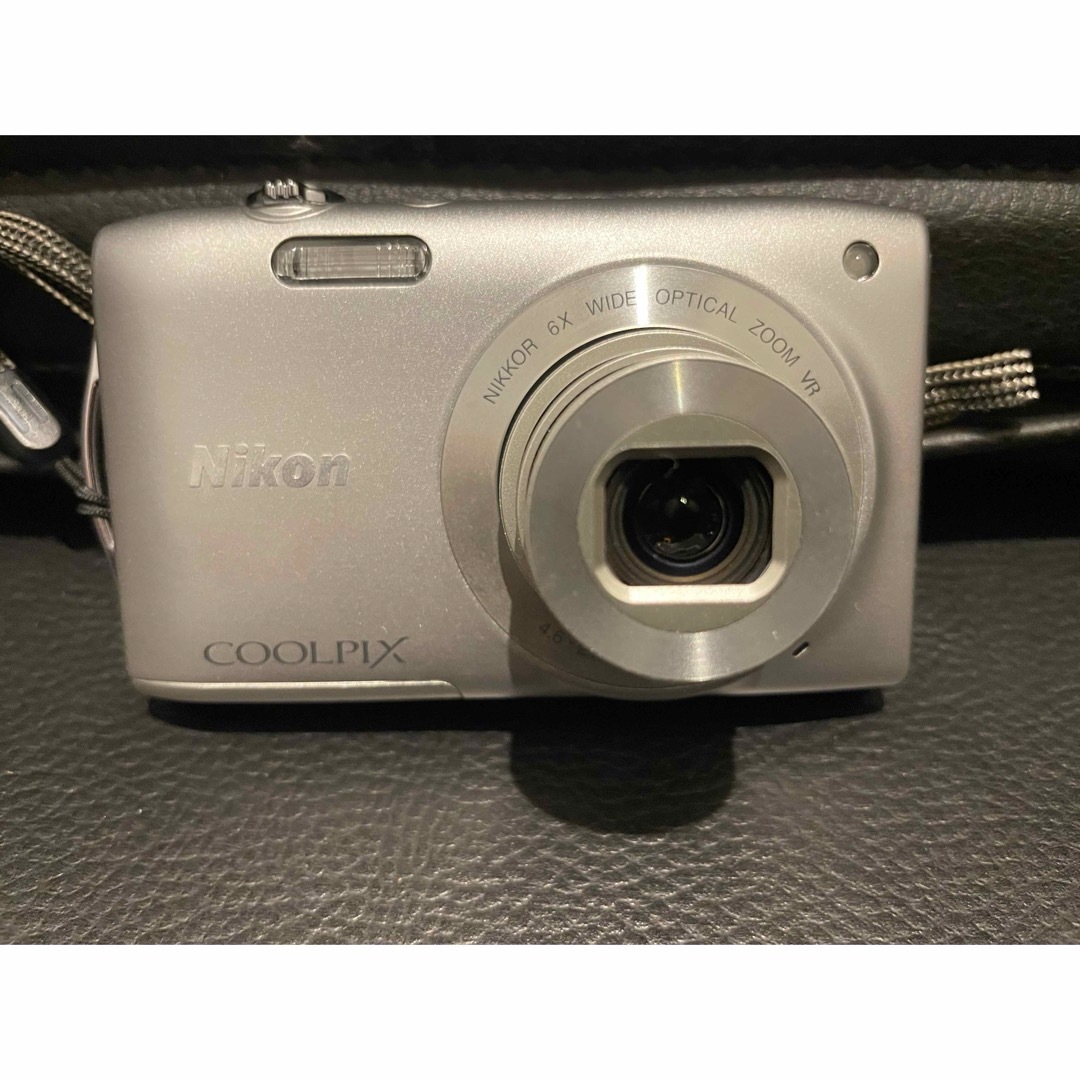 Nikon(ニコン)のNikon COOLPIX S3300 シルバー スマホ/家電/カメラのカメラ(コンパクトデジタルカメラ)の商品写真