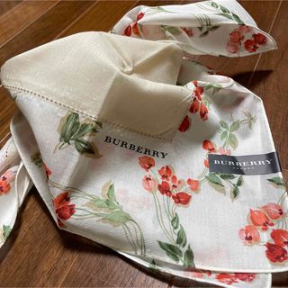 バーバリー(BURBERRY)の新品　バーバリー　大判ハンカチ　綺麗なお花柄(ハンカチ)