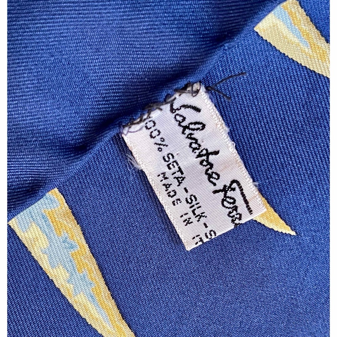 Salvatore Ferragamo(サルヴァトーレフェラガモ)のSalvatore Ferragamo ネイビー、タイガー　シルク　大判スカーフ レディースのファッション小物(バンダナ/スカーフ)の商品写真